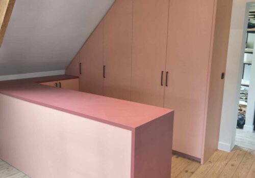 Roze dressing onder schuin dak