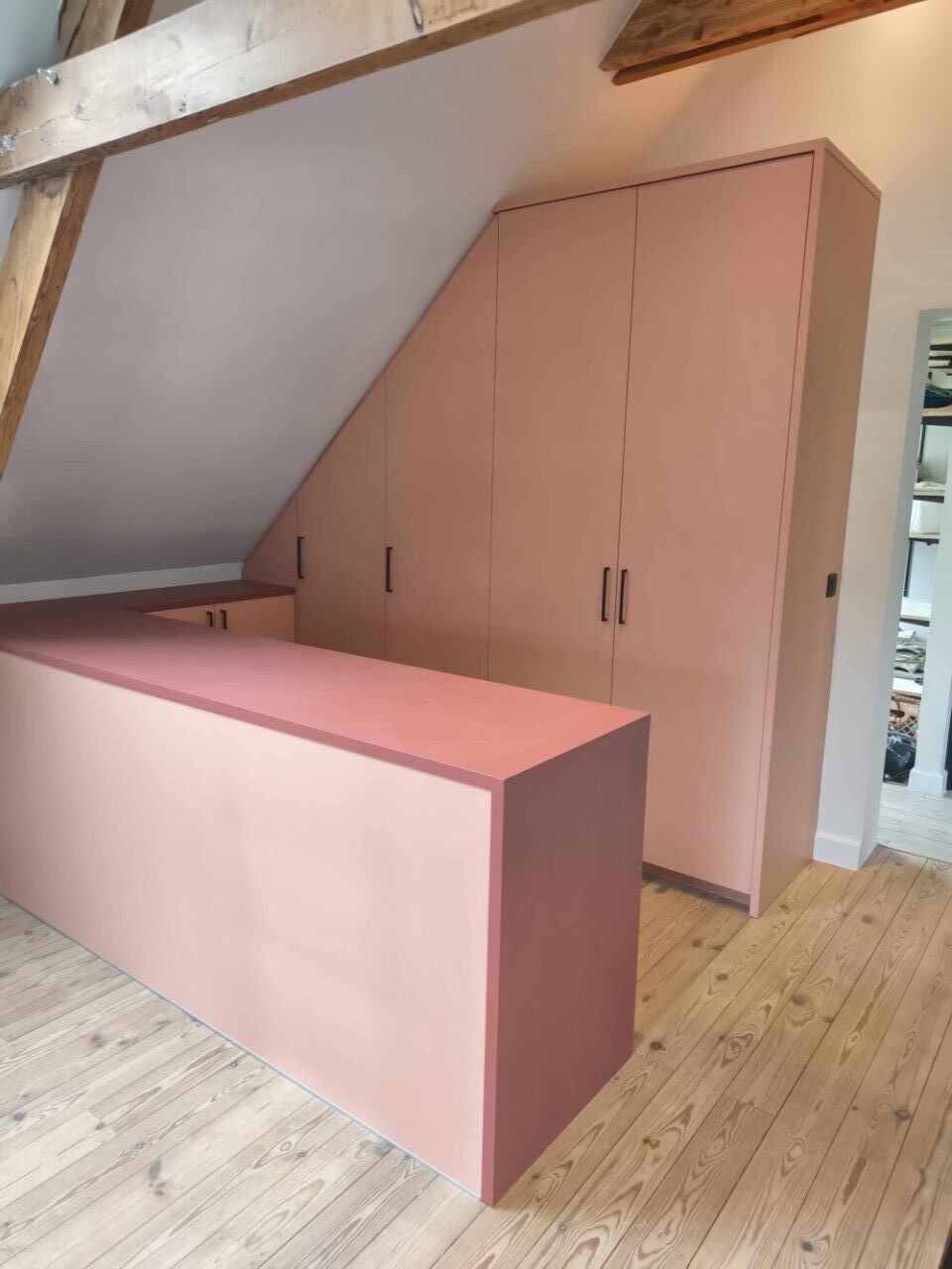 Roze dressing onder schuin dak