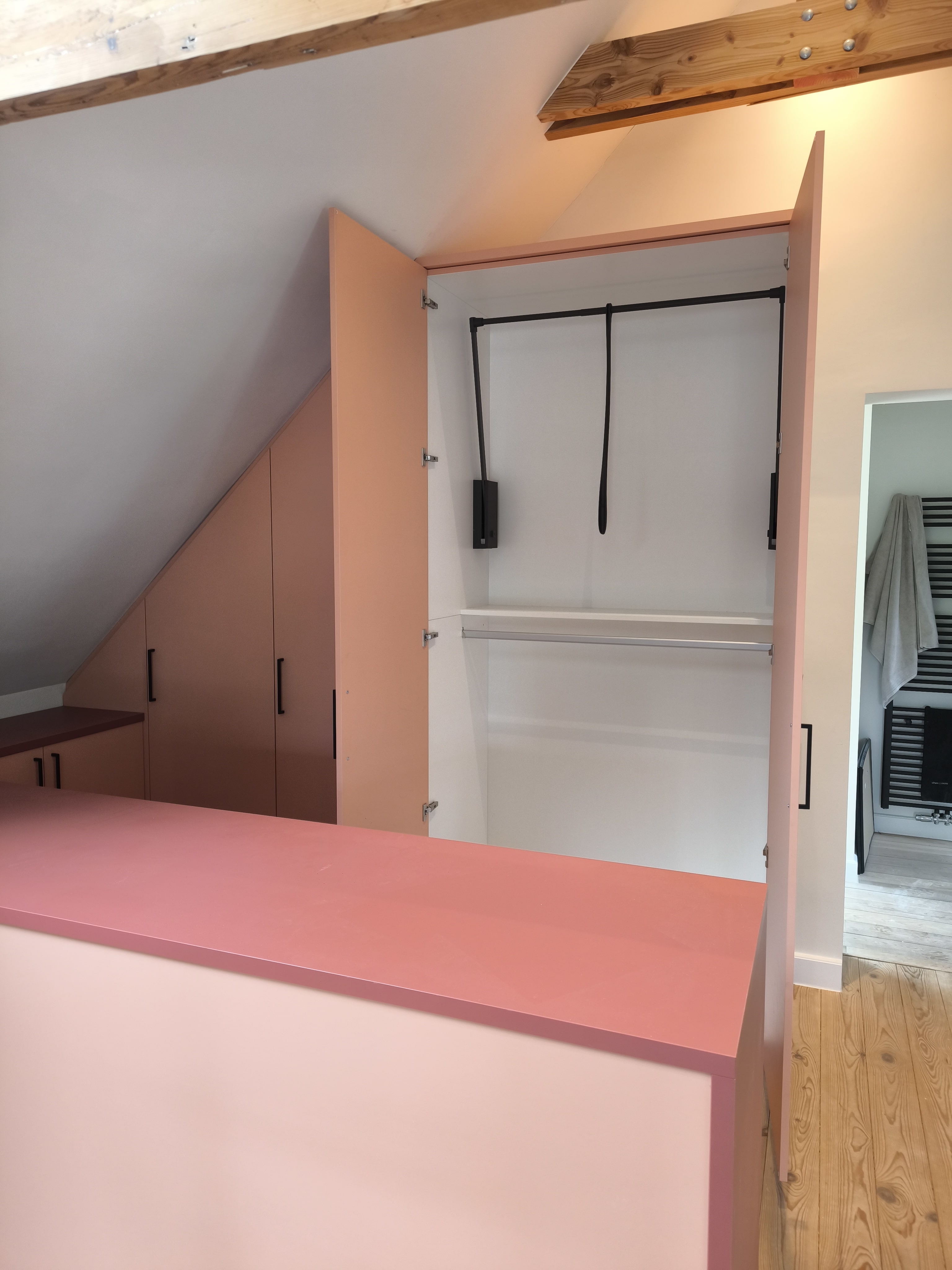 Roze dressing onder schuin dak