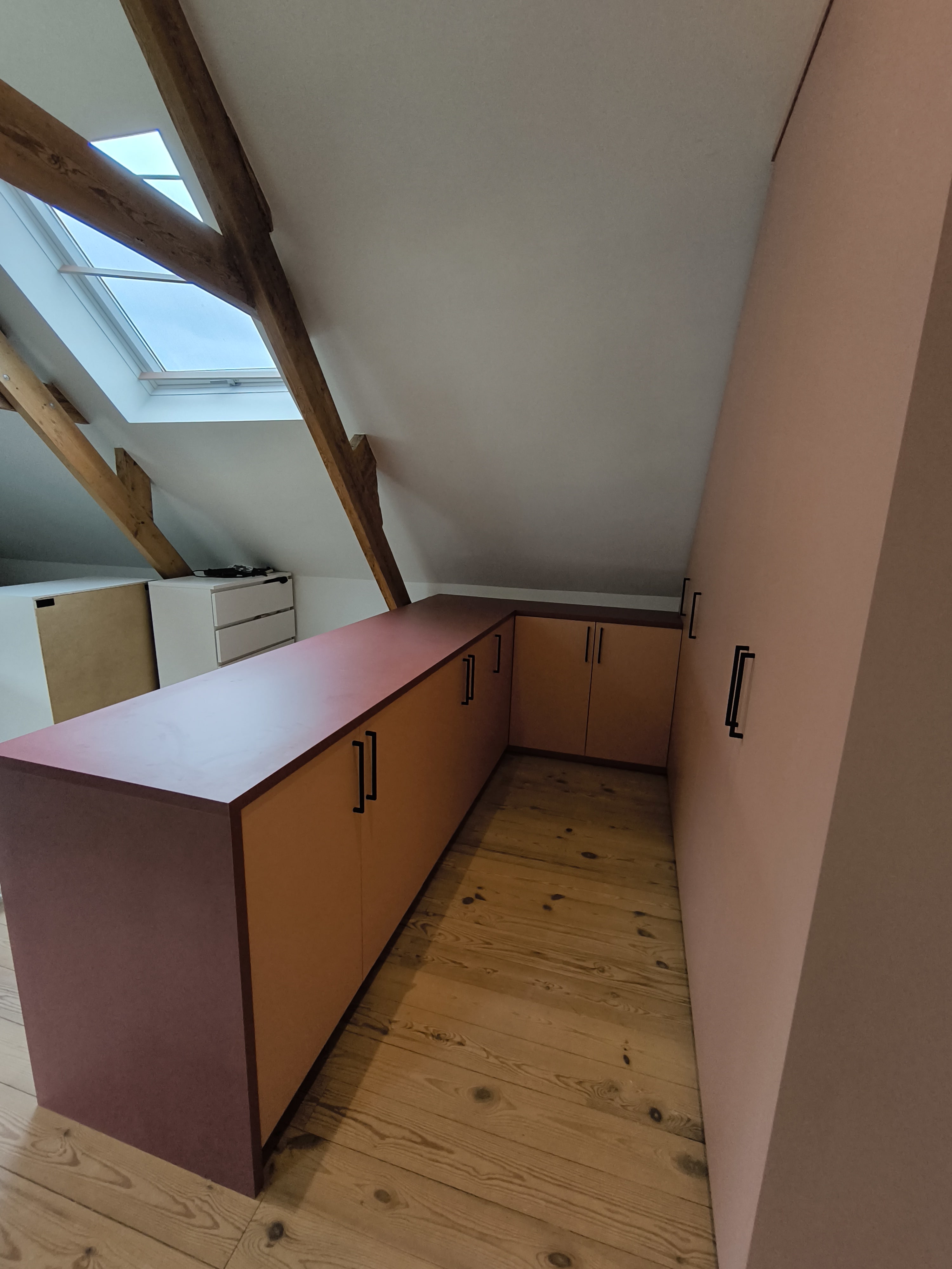 Roze dressing onder schuin dak