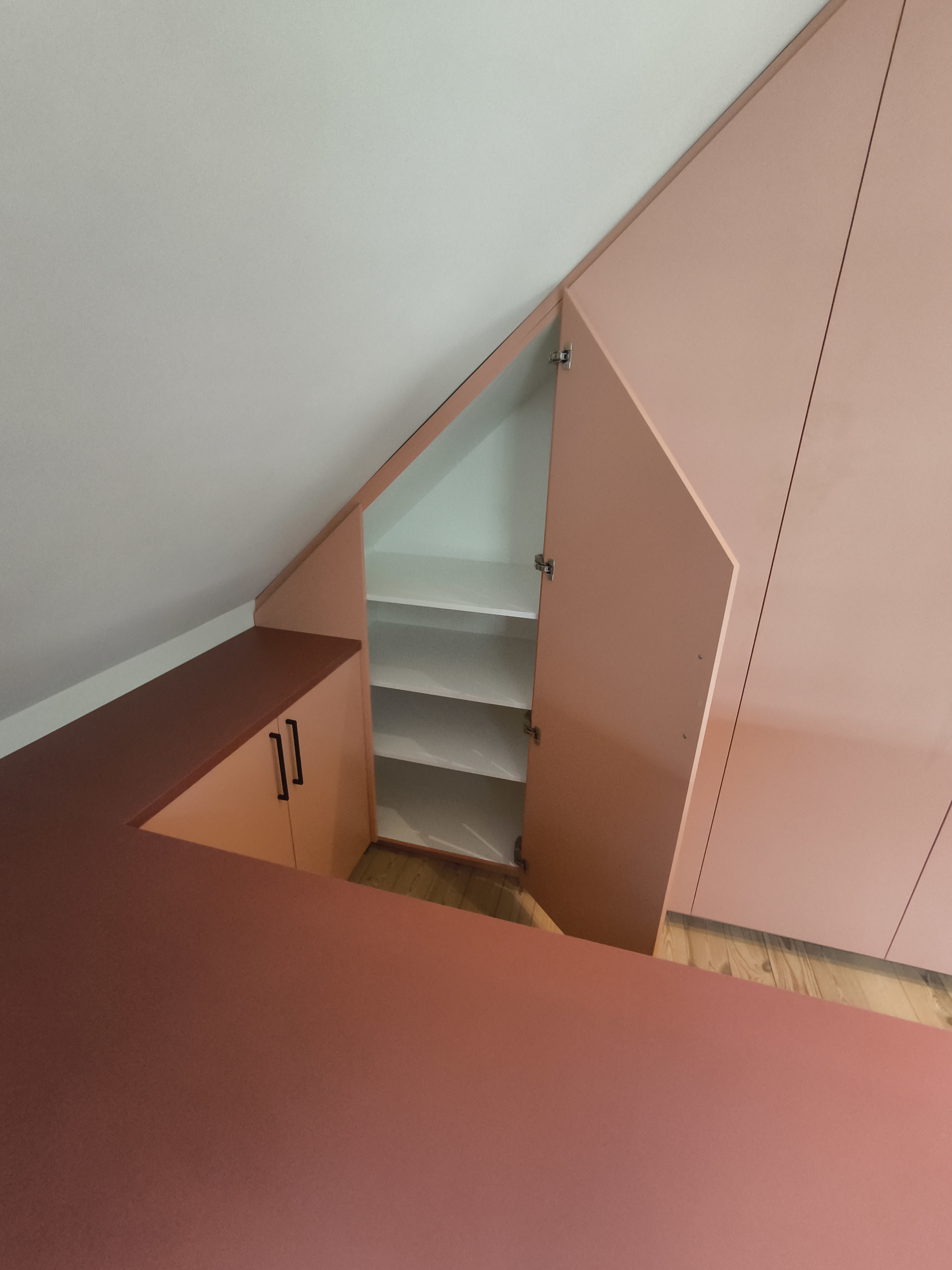 Roze dressing onder schuin dak